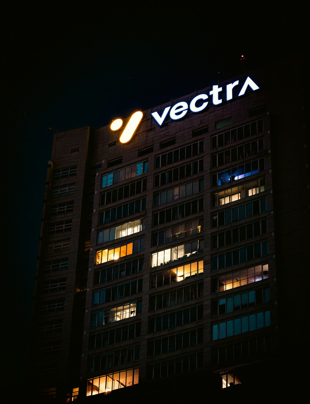 modern-office-building-illuminated-at-night-with-logo-he9-lssanim